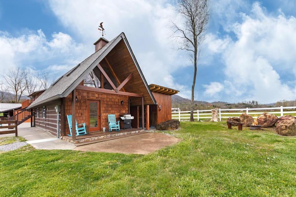 Romantic A-Frame Private Hottub Firepit Neargsmnp Sevierville Exterior photo
