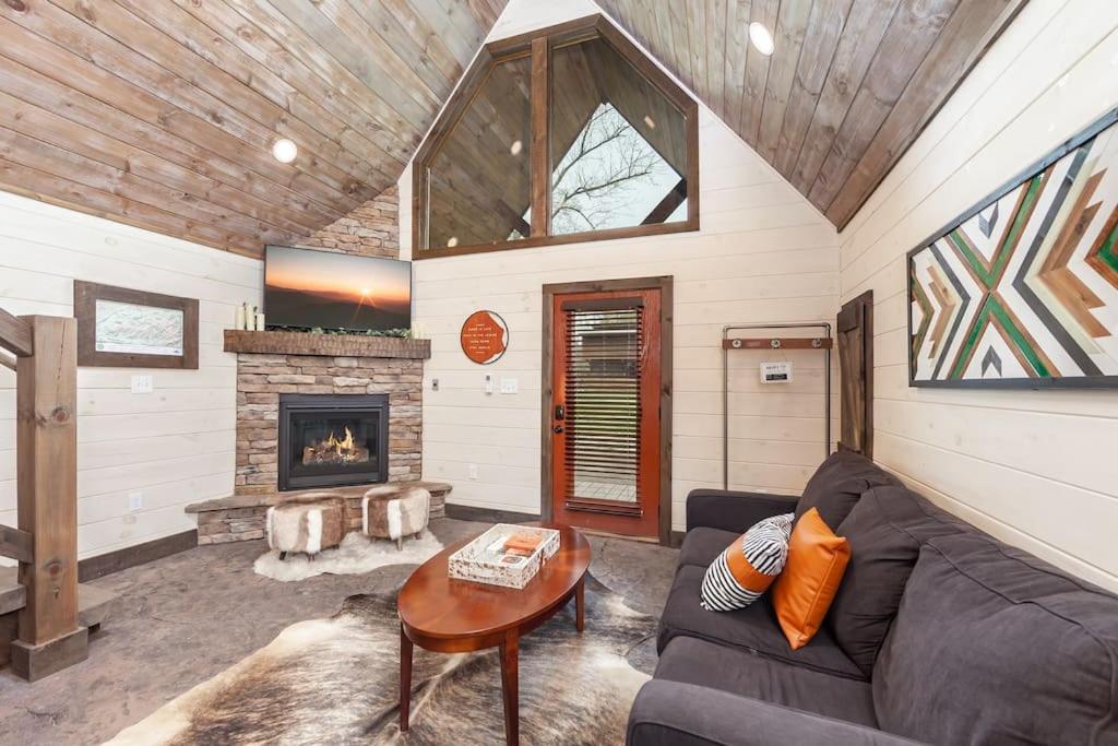 Romantic A-Frame Private Hottub Firepit Neargsmnp Sevierville Exterior photo